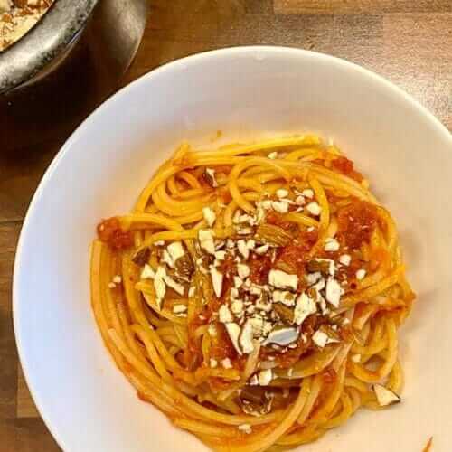 red pepper and tomato pasta with almonds